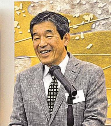 松平治郷の功績を紹介する島根県立美術館の藤間寛館長＝松江市朝日町、松江エクセルホテル東急