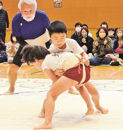 真剣勝負を繰り広げる園児＝出雲市大社町北荒木、カミアリーナ