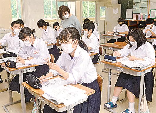 記事の見出しを考える生徒＝島根県津和野町町田、津和野中学校