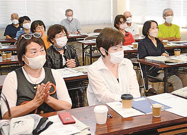 講師の話を熱心に聴く参加者=江津市嘉久志町、嘉久志地域コミュニティ交流センター