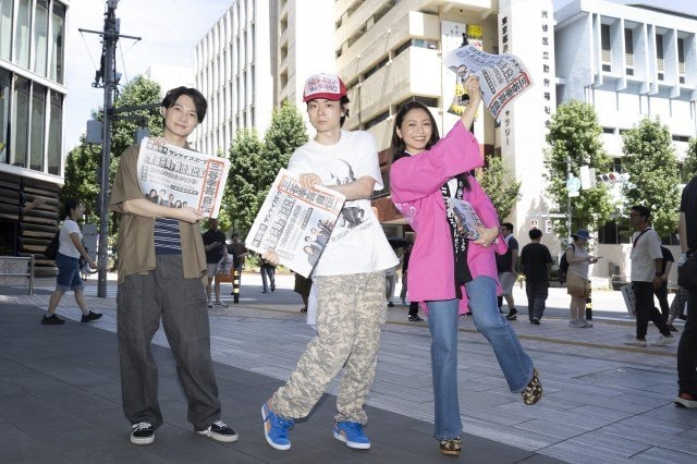 号外配布イベントを敢行した（左から）神木隆之介、菅田将暉、二階堂ふみ（C）フジテレビ