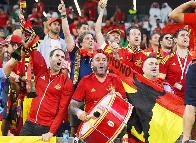 モロッコ戦で盛り上がるスペインのサポーター＝６日、アルラヤン（共同）