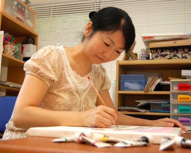 ふるさと歳時記用のイラストを描き上げる松谷みゆきさん＝２０１１年１０月