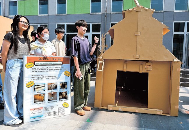 考案した避難所の発表をする学生ら＝松江市西生馬町、松江工業高等専門学校