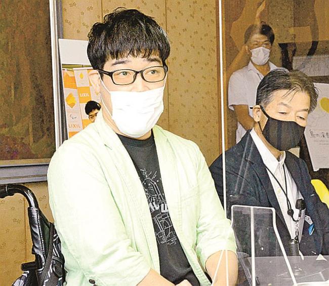 東京パラリンピックの開会式出演を報告する井谷優太さん（左）＝鳥取市東町１丁目、県庁