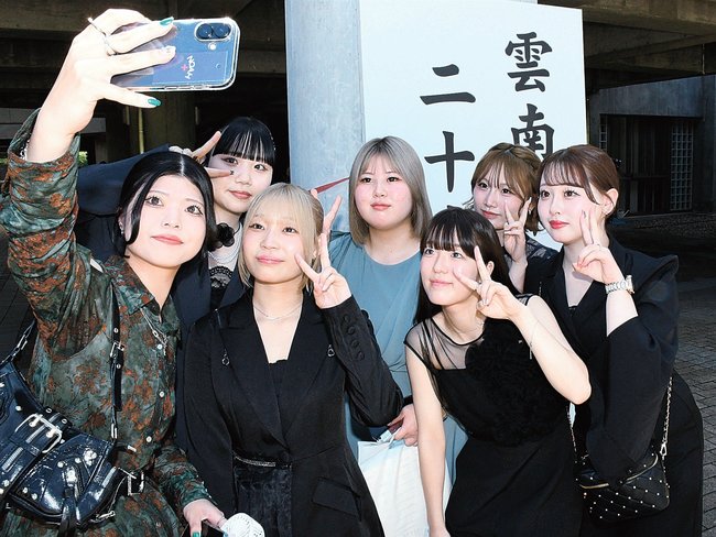 再会を喜び、笑顔で写真を撮る参加者＝雲南市三刀屋町古城、三刀屋文化体育館アスパル