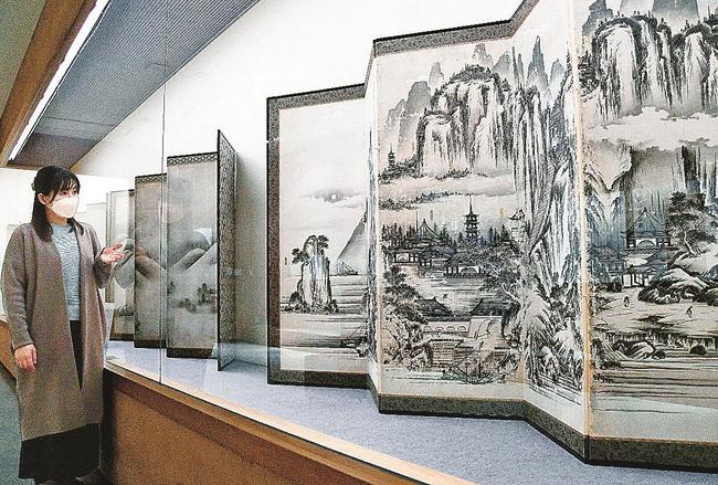 奇才・神田等謙の「金山寺図屏風」を紹介する寺戸元子学芸員＝益田市乙吉町、市立雪舟の郷記念館