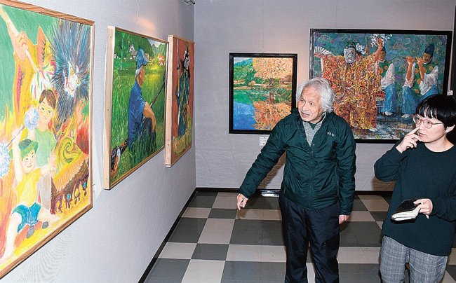 個性豊かな作品を解説する藤本雄二さん(左)=雲南市大東町中湯石、古代鉄歌謡館