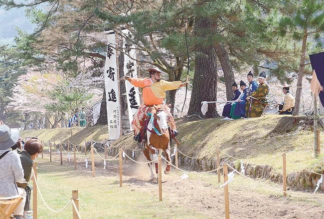 馬上から矢を放ち、的に命中させる射手＝島根県津和野町鷲原、鷲原八幡宮