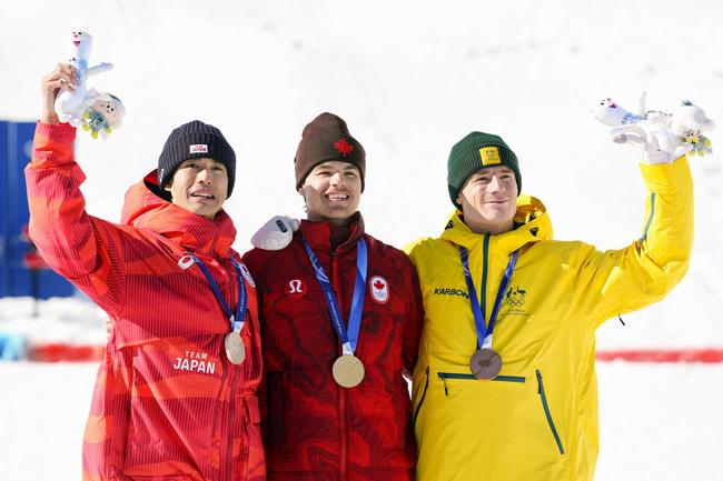 ミラノ・コルティナ冬季五輪の男子デュアルモーグルで銀メダルを獲得した堀島行真選手(左)=15日、リビーニョ(共同)