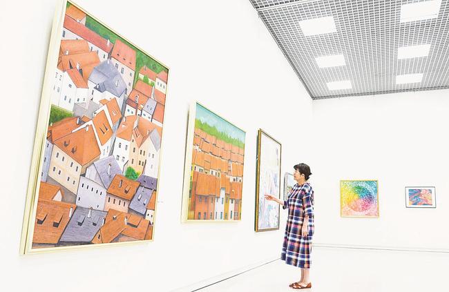 ヨーロッパの町並み２作品を描いた長谷かえさん＝松江市袖師町、島根県立美術館