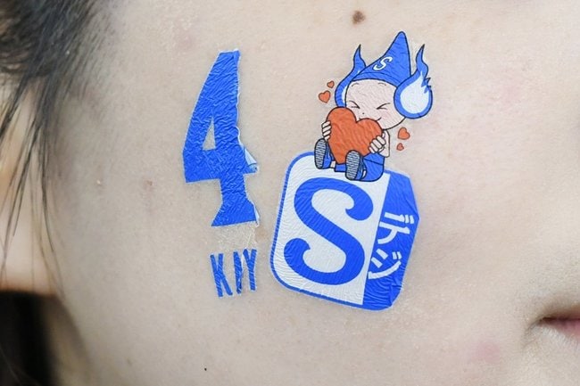 １５日から販売を開始する「フェイスタトゥーシール」