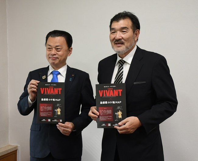 記念撮影に納まる丸山達也知事（左）と福沢克雄監督＝松江市殿町、島根県庁