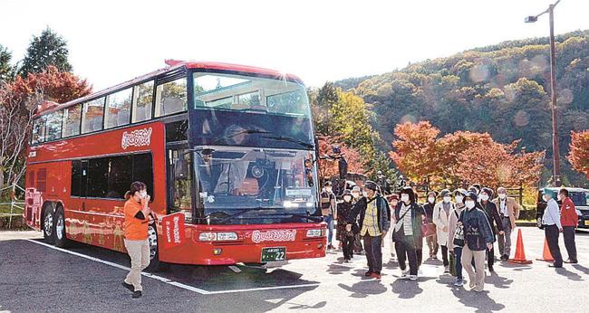 屋根のない２階建てバスでツアーを楽しむ参加者＝島根県奥出雲町八川