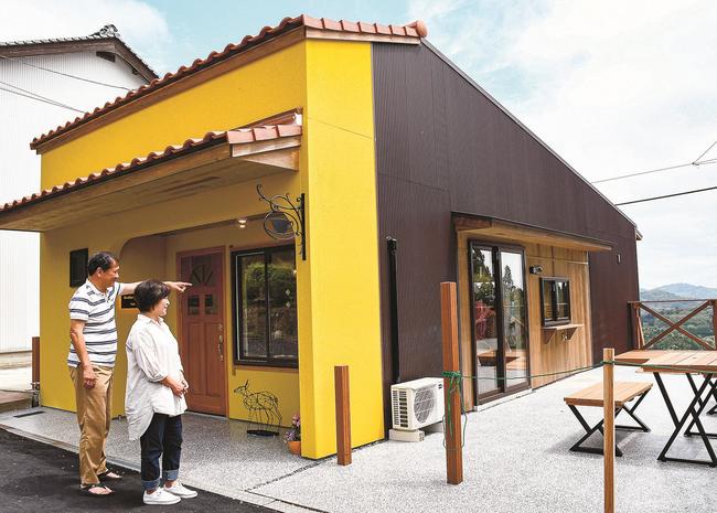 一畑薬師商店街にカフェをオープンした筑後正博さん（左）と妻の真子さん＝出雲市小境町
