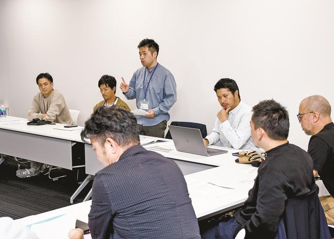 町を活性化させるアイデアを提案するツアー参加者＝島根県隠岐の島町下西、町役場