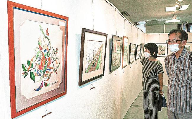 生徒の個性あふれる水彩画作品を楽しむ来場者＝松江市東朝日町、中国電力ふれあいホール