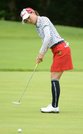 井上希がバーディーパットを沈める＝大山平原ゴルフクラブ