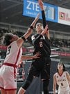 【女子２回戦・鳥取城北―桜花学園】第２クオーター、桜花学園のシュートをディフェンスする鳥取城北のアマルメンド アヌジン（左）＝24日、東京体育館