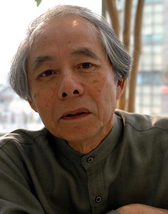 取材に答える山田太一さん＝2006年6月、川崎市内