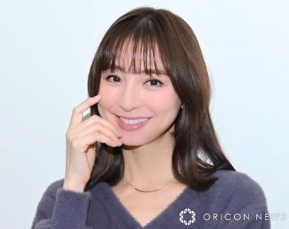 篠田麻里子、デコルテあらわ衣装着こなす 元AKBメンバーとのオフ