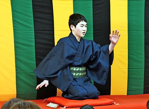 にこにこ寄席で落語を披露する藤田康佑君＝島根県奥出雲町高尾、高尾小学校