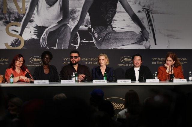 ユニクロが支援する「The Displacement Film Fund(難民映画基金)」の第2弾短編映画制作助成対象監督と共同創設者・代表を務めるケイト・ブランシェット(左から4人目)Hoda Davaine,Getty Images