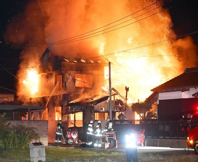 激しく燃える住宅=29日午前1時47分、米子市八幡