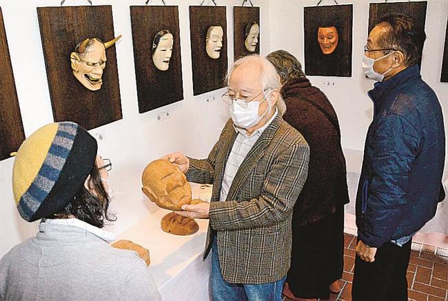 能面の作り方を説明する杉原茂毅さん（中央）＝松江市玉湯町玉造、出雲玉作資料館