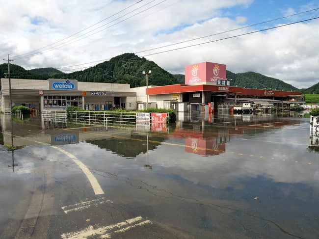 浸水被害に遭ったホームセンター(右)とドラッグストア=15日午前10時31分、島根県川本町因原