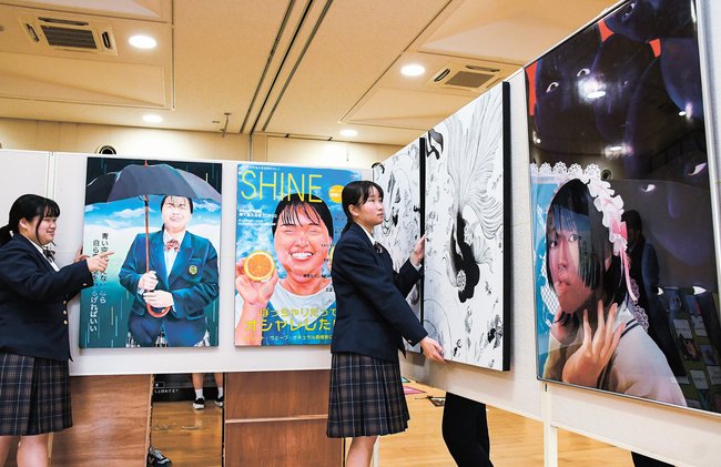 作品を展示する出雲北陵高校の生徒＝出雲市浜町、出雲文化伝承館縁結び交流館