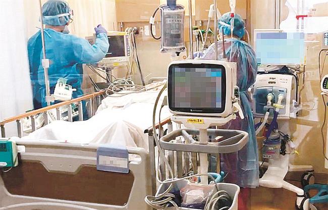 感染第５波の真っただ中、コロナ患者の治療に当たる医療従事者（画像の一部にモザイク加工してあります、埼玉医大総合医療センター提供）