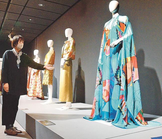 森英恵さんのドレスを解説する南目美輝学芸課長＝益田市有明町、島根県立石見美術館