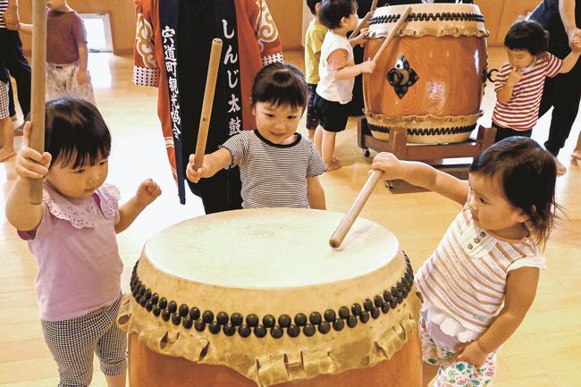 太鼓をたたいて楽しむ園児＝松江市宍道町宍道、しんじ幼保園