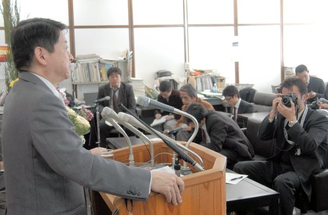 記者会見する鳥取県の片山善博知事（当時）＝２００６年１２月、県庁記者室