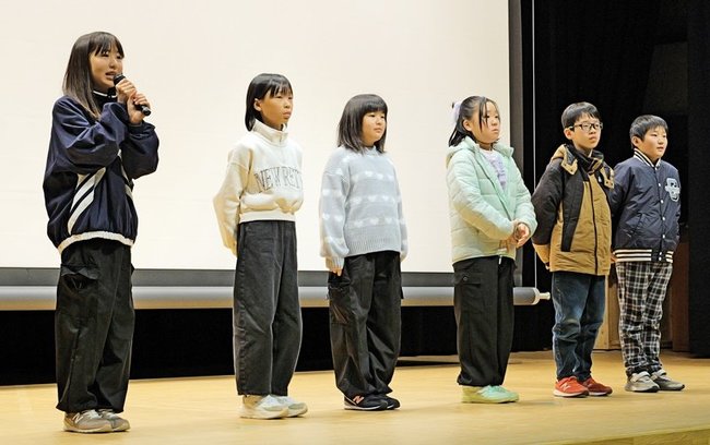 上映会であいさつする大和演劇クラブの児童たち＝島根県美郷町粕渕、みさと館