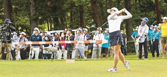 決勝ラウンドに出場した女子プロゴルファーが放つ第１打の行方を追う観客＝鳥取県伯耆町丸山、大山平原ゴルフクラブ