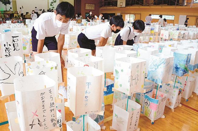 平和への願いが記されたあんどん＝安来市広瀬町布部、布部ふれあい体育館