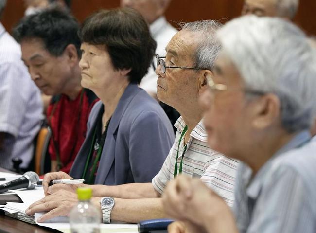 再懇談で伊藤信太郎環境相の発言を聞く水俣病の患者団体のメンバー＝８日、熊本県水俣市