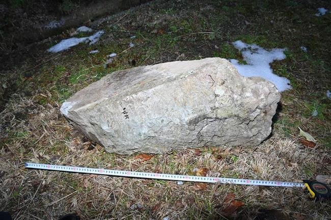 国指定史跡・月山富田城跡の石垣から崩落したとみられる長さ９０センチほどの石＝６日午後４時４６分、安来市広瀬町町帳