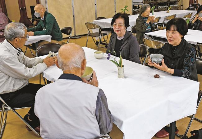 お茶を飲みながら談笑する参加者＝島根県邑南町高見、高原公民館