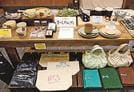 まつえドロップスの多彩な作品が並ぶ売り場＝松江市北堀町、スペース濠々