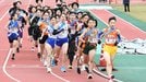 昨年の大会で、一斉にスタートを切った１区の選手＝益田市乙吉町、益田陸上競技場