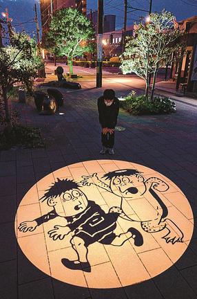 新たに加わった影絵「三平＆かん平」（手前）＝境港市大正町、水木しげるロード