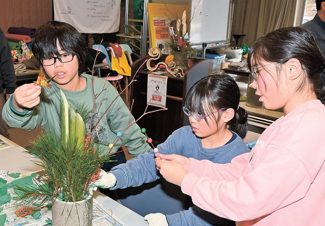 オリジナルの門松を作る子どもたち＝島根県飯南町八神、志々公民館