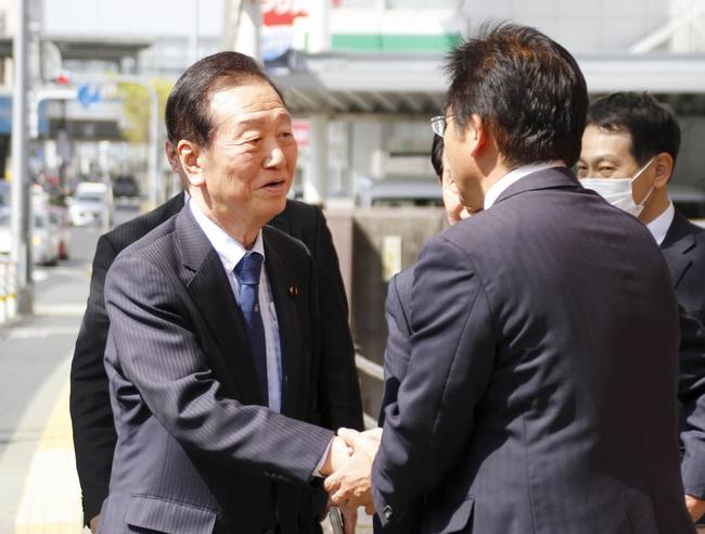 島根１区候補者の選挙事務所関係者（右）を激励する立憲民主党の小沢一郎衆院議員＝19日午後、松江市