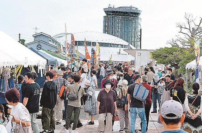 初開催の「さかい夢みなと朝市」で品定めする来場者＝境港市竹内団地、夢みなと公園