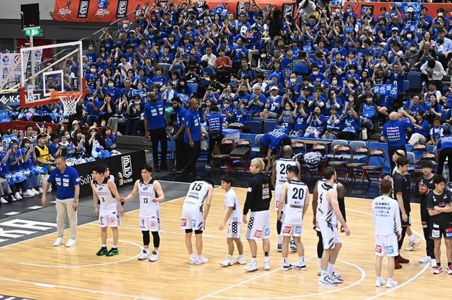 レギュラーシーズンを終え、会場に一礼する島根スサノオマジックの選手たち＝５日、おおきにアリーナ舞洲