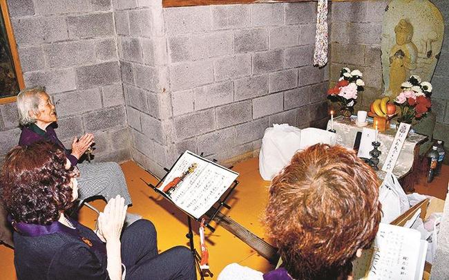 観音像を供養する住民＝浜田市国分町、石見畳ケ浦