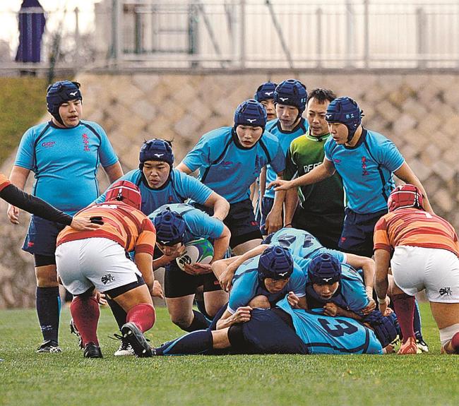 【１回戦・米子工－城東】後半、相手陣に攻め込む米子工の選手＝花園ラグビー場